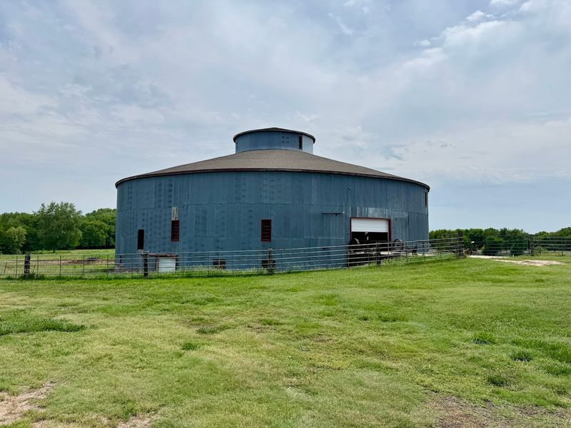 Make The Starke Round Barn The Unexpected Photo Stop