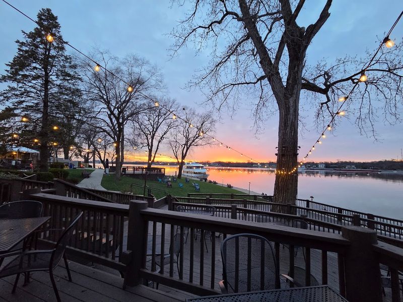 Captain's Quarters Riverside Grille