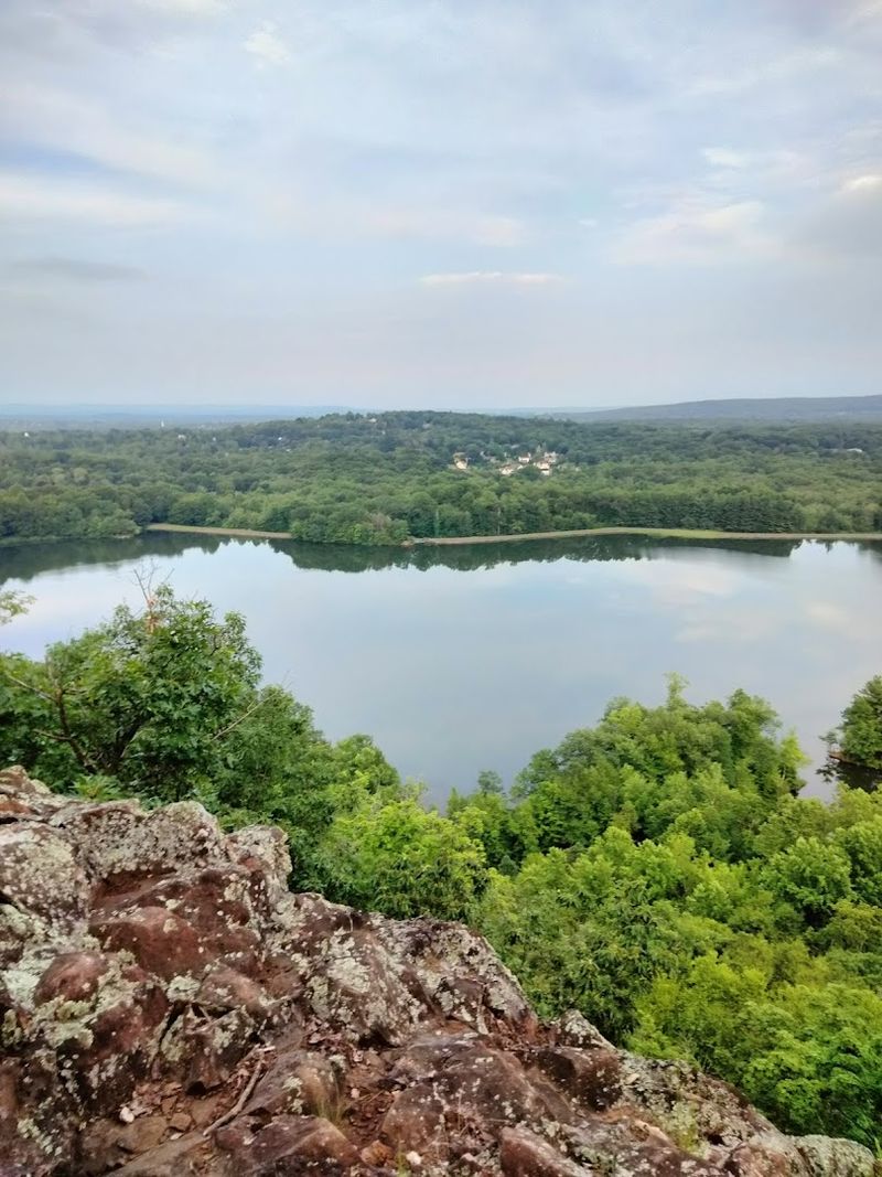 8 Stunning Connecticut Day Hikes That Will Make You Forget About Your Phone - Decor Hint Ragged Mountain Blue-Blazed Trail, Berlin