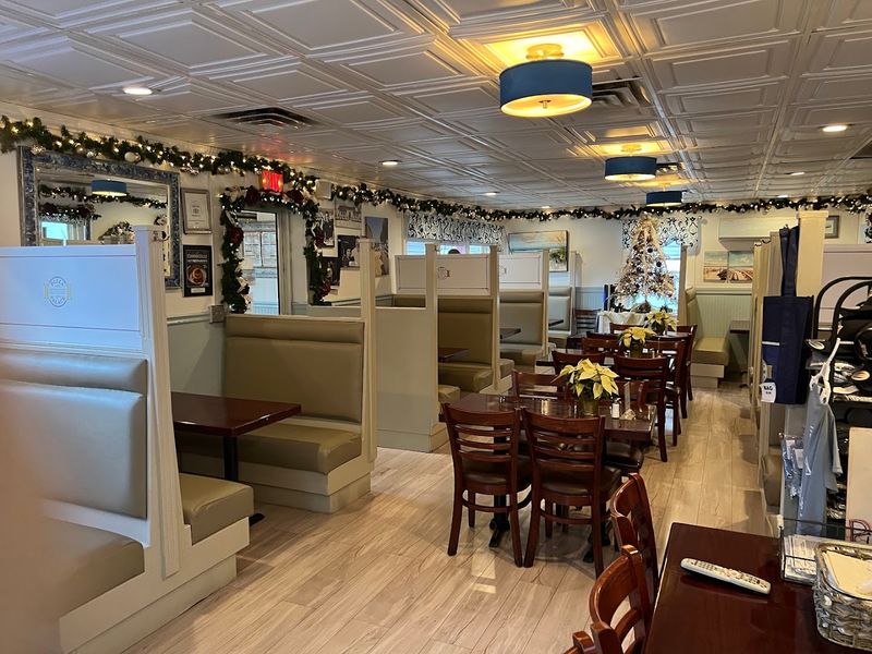 10 Hole-In-The-Wall Pizzerias In Connecticut That Locals Swear Are Worth The Drive - Decor Hint Pizza Palace & Restaurant, Old Saybrook