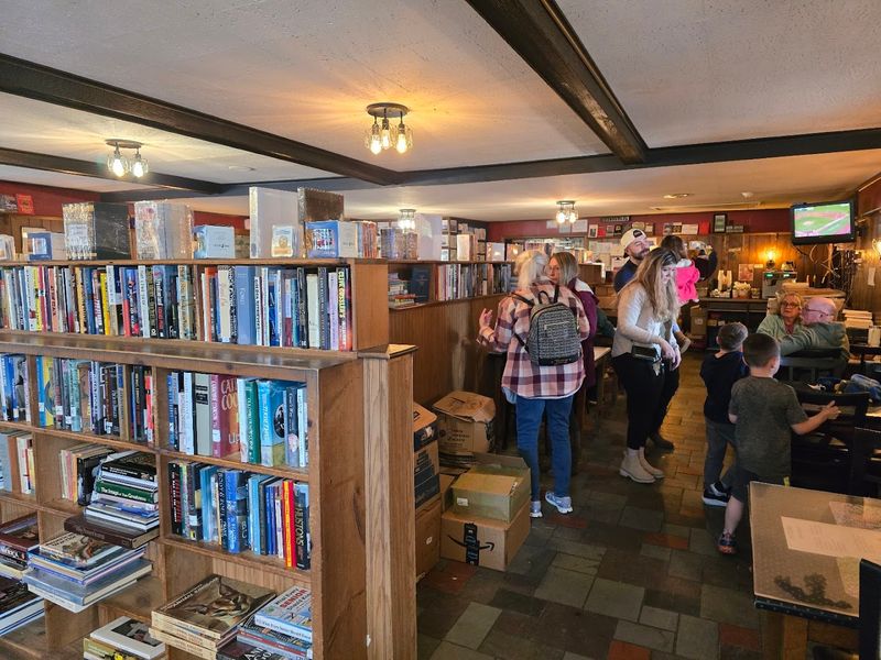 10 Secret Connecticut Dining Spots With A Seriously Loyal Following - Decor Hint Blondie’s Travelers Diner, Union
