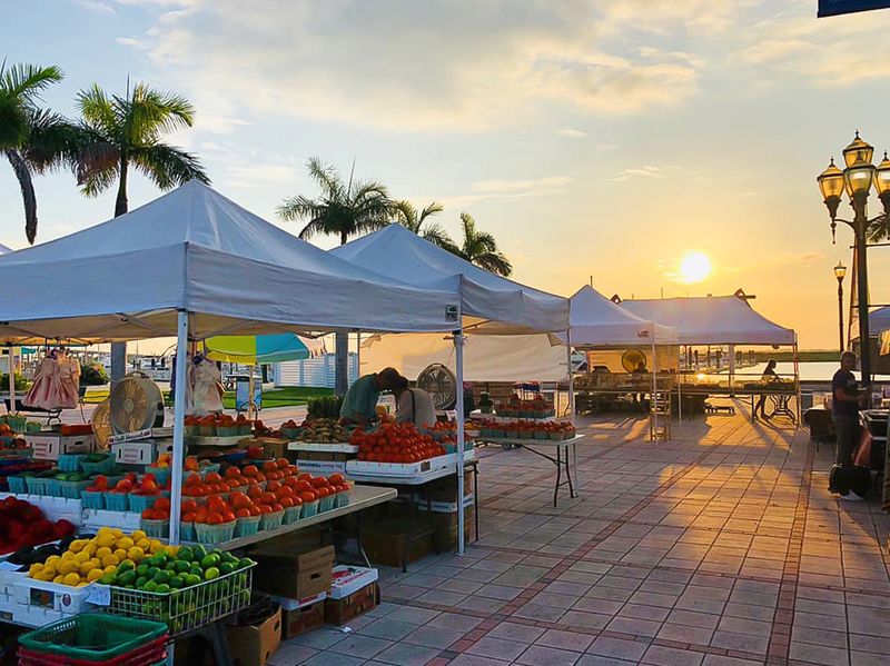 This Waterfront Florida Attraction Turns Every Saturday Into An Event - Decor Hint Fresh Produce Worth Waking Up Early For