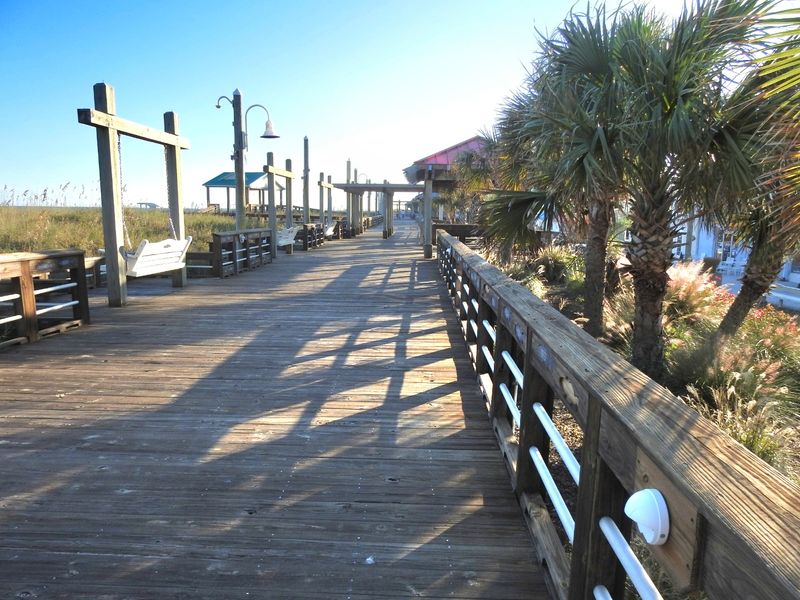 Beachfront Food Stops Make Wandering Even Easier