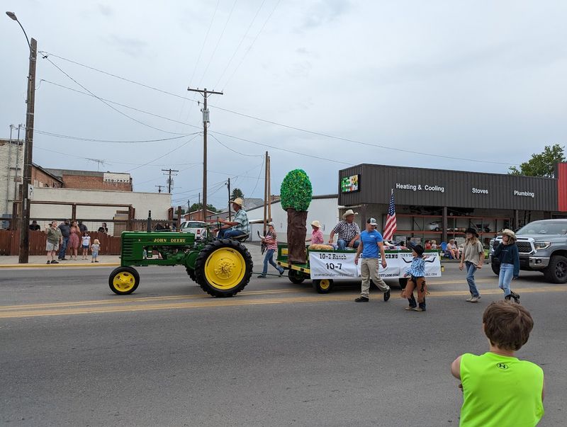This Idaho Cherry Festival Turns Emmett Into A Sweet Small-Town Summer Tradition - Decor Hint Parade Day Brings The Whole Town Into The Story