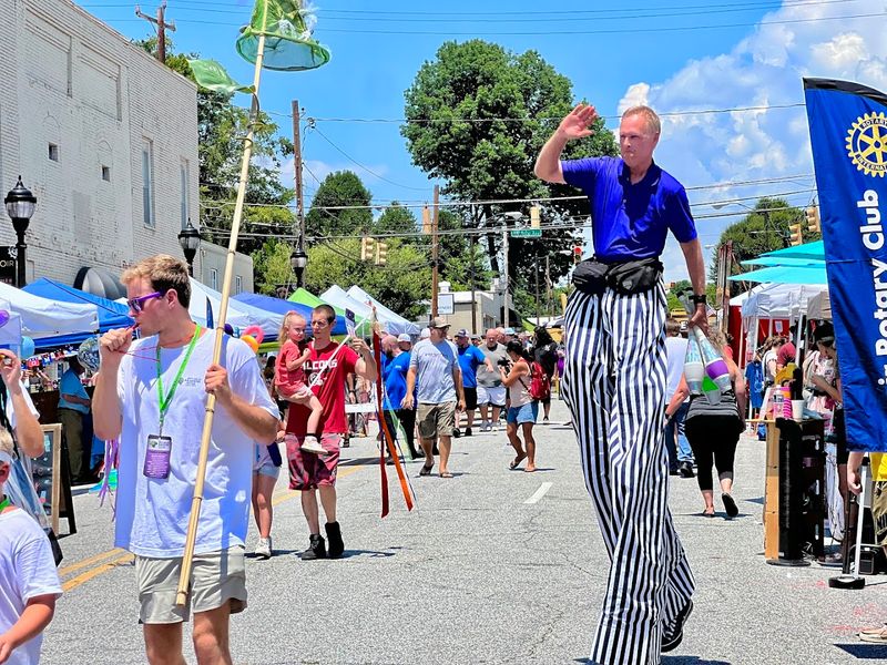 Live Music Gives The Weekend Its Easy Summer Rhythm