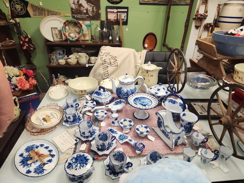 The Nebraska Flea Market Where $35 Goes A Lot Further Than You Would Expect - Decor Hint Household Goods That Make Practical Sense