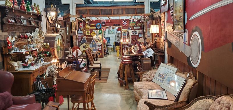 King Richard's Antique Center, Whittier