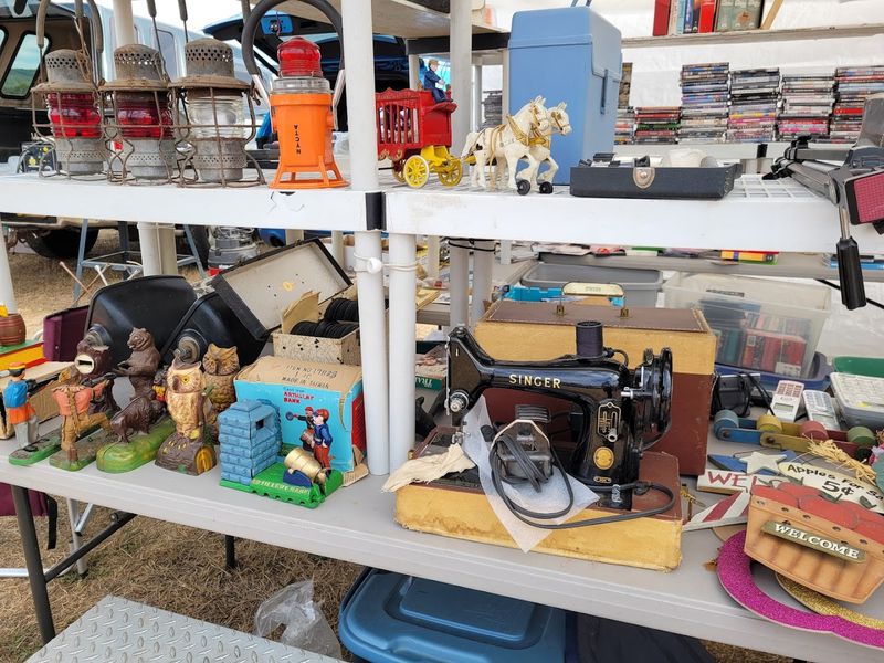 9 Must-Visit New York Markets Filled With Rare Finds And Amazing Prices - Decor Hint Stormville Airport Antique Show And Flea Market