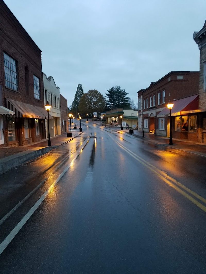 These 11 Peaceful Tennessee Towns Feel Like Simpler Times - Decor Hint Rogersville, Hawkins County