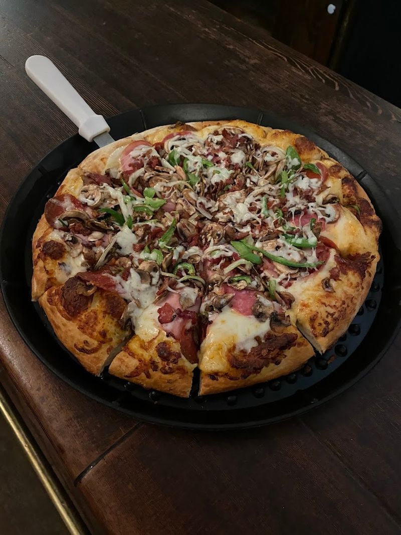 Few People Know About This Incredible Mountainside Saloon Hidden Away In California - Decor Hint Pizza Is The Main Modern Surprise