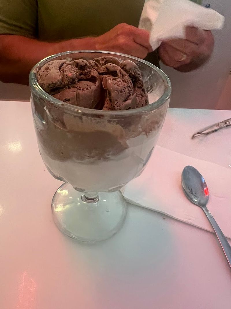 Sundae Lovers Cross All Of Missouri To Reach This Century-Old Candy Shop - Decor Hint Handmade Chocolates Worth Hoarding