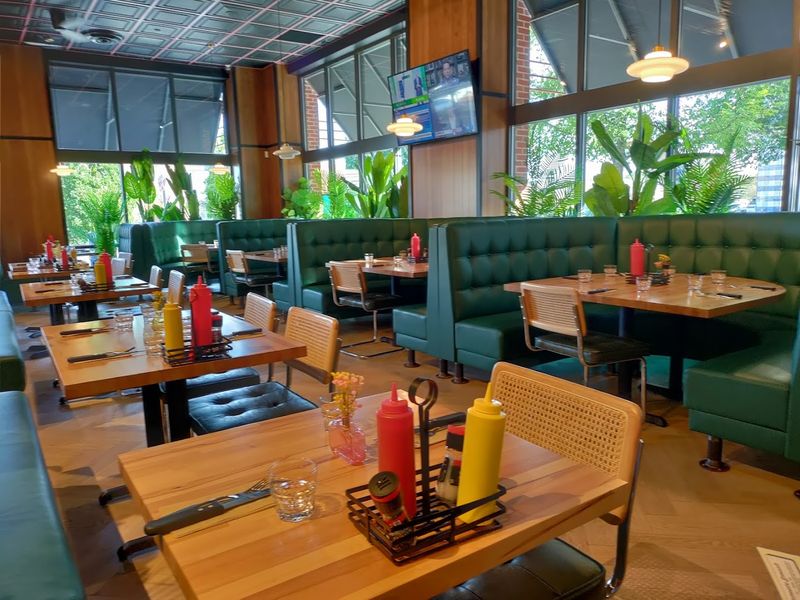 Bareburger, Columbus Worth Ave