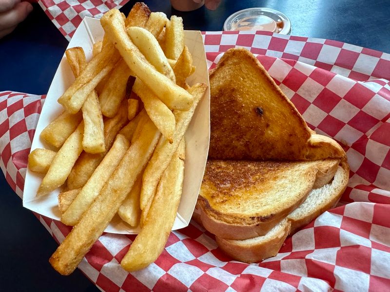 This Idaho Drive-In Keeps Its Carhop Service And Old-School Burger Charm - Decor Hint Fried Sides That Steal The Show