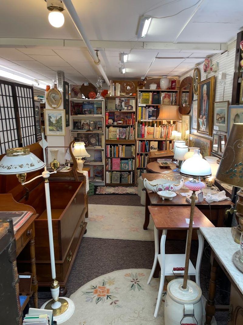 These Minnesota Antique Shops Are Perfect For Anyone Who Loves The Thrill Of The Find - Decor Hint Hopkins Antique Mall
