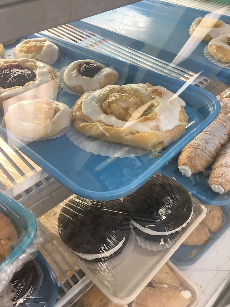 Cinnamon Rolls That Deserve Their Own Fan Club