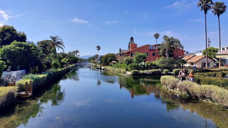 13 California Stops That Make People Suddenly Care About Taking Pictures - Decor Hint Venice Canals, Los Angeles