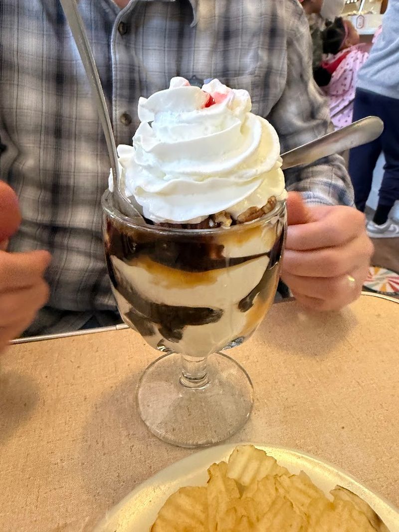 Sundae Lovers Cross All Of Missouri To Reach This Century-Old Candy Shop - Decor Hint Sundaes With Serious Character