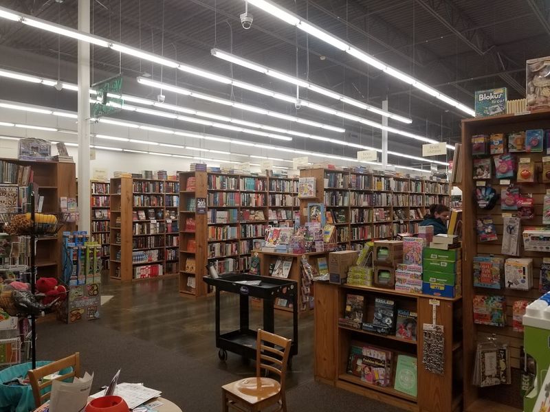 This Huge Kentucky Book Store Offers Thousands Of Titles At Unbelievably Low Prices - Decor Hint Staff That Actually Goes The Extra Mile