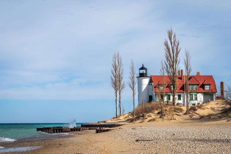 These 10 Michigan Beaches Are Made For Finding Petoskey Stones And Yooperlites - Decor Hint Point Betsie Lighthouse Beach, Frankfort
