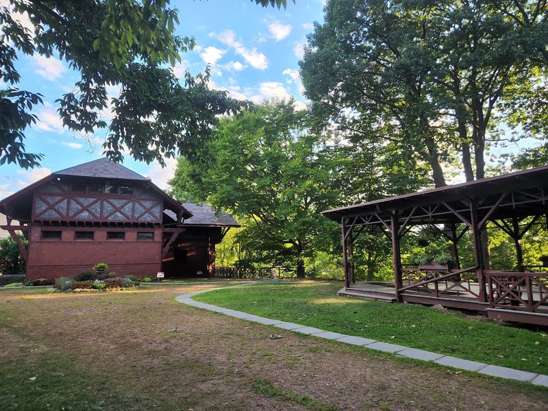 Quiet Grounds Around A World-Class Historic Home