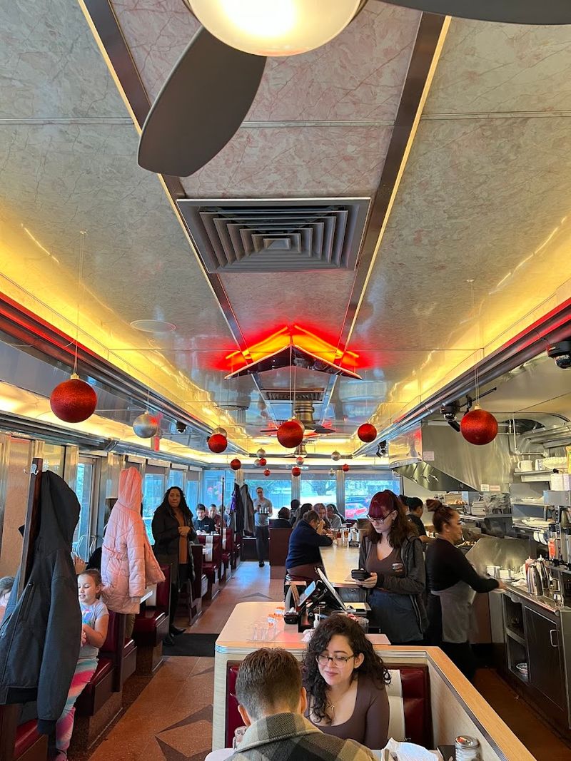 10 Secret Connecticut Dining Spots With A Seriously Loyal Following - Decor Hint Georgie's Diner, West Haven