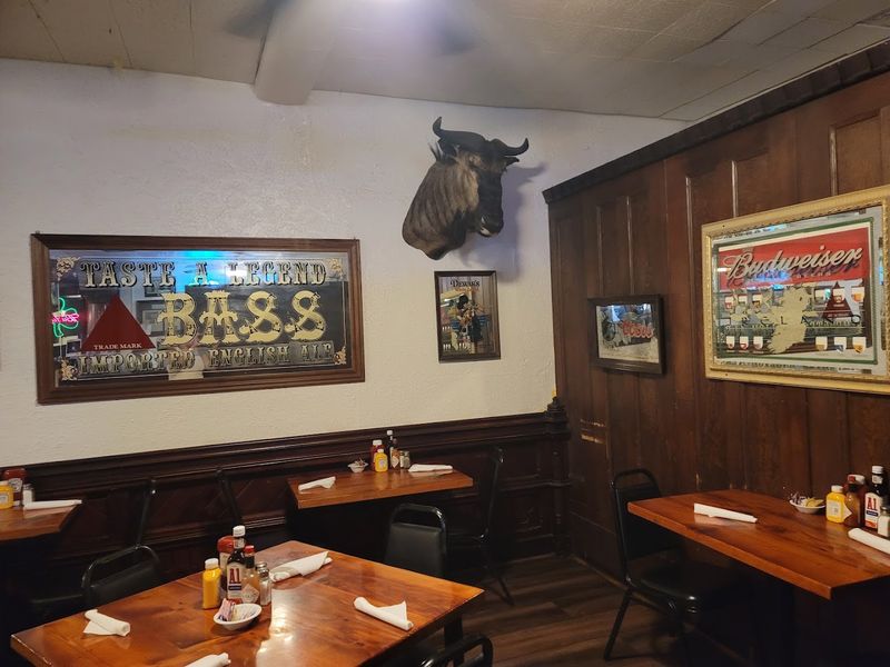14 Sacramento, California Hole-In-The-Wall Restaurants Locals Would Rather Keep To Themselves - Decor Hint Jamie's Broadway Grille, 427 Broadway, Sacramento, California
