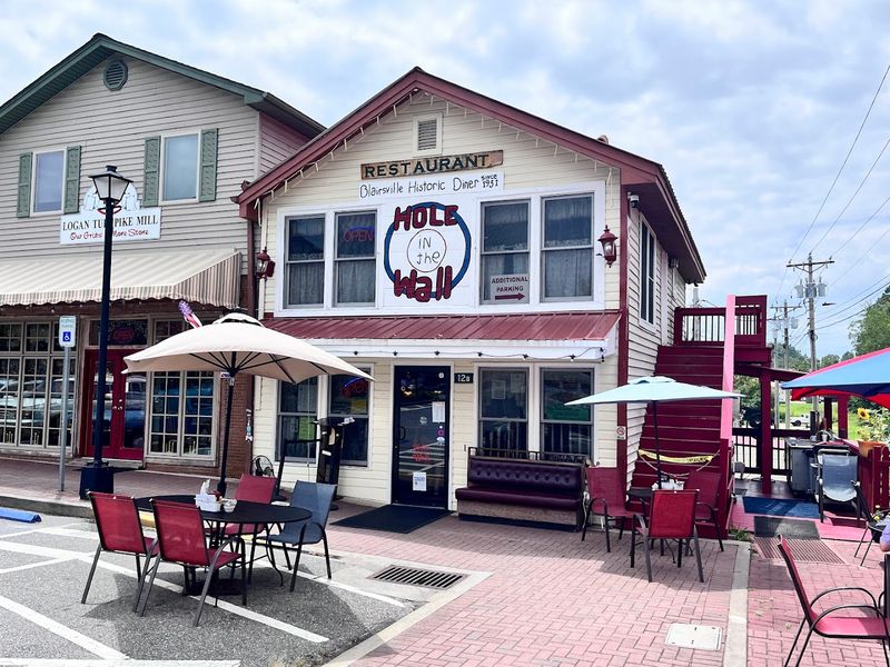 People Drive From Across Georgia For The Outrageously Delicious Breakfast At This Down-Home Restaurant - Decor Hint Outdoor Seating On The Blairsville Town Square