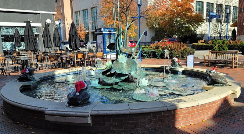 Ohio's Biggest Shopping Destination Feels Like Its Own Little City - Decor Hint A Fountain Plaza That Slows Everyone Down