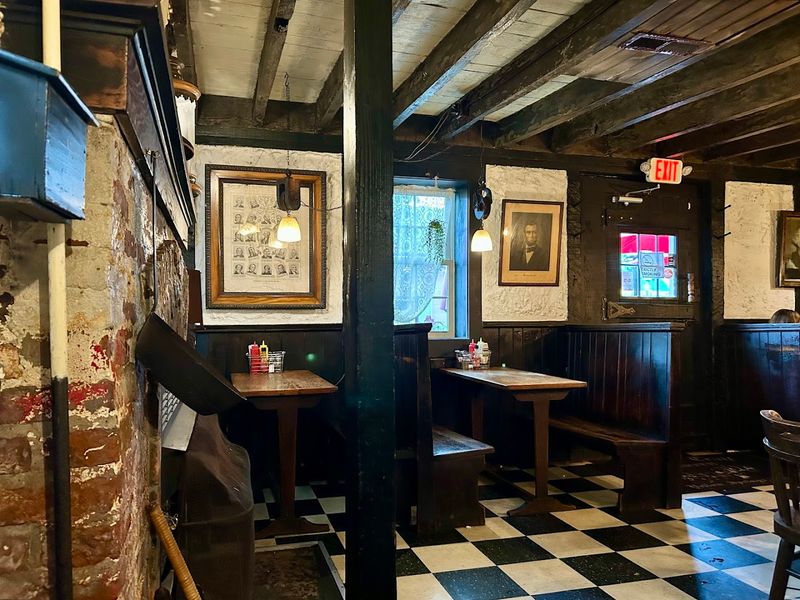 Ye Olde Trail Tavern