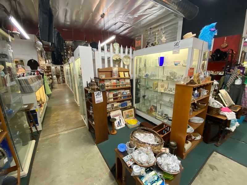 Sherman Oaks Antique Mall, Sherman Oaks