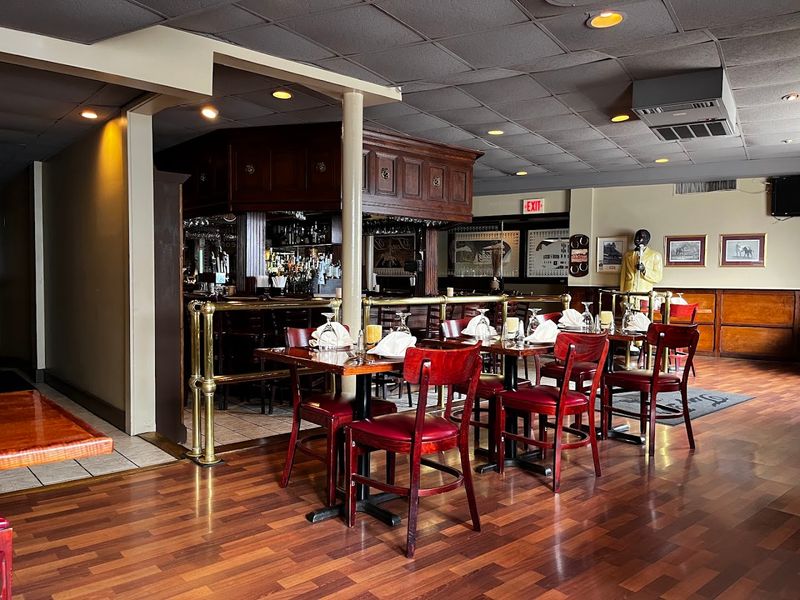 This Italian Spot In Connecticut Serves Calamari So Good People Can't Stop Talking About It - Decor Hint A Casual Spot With Loyal Regulars