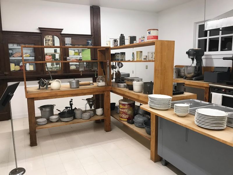 The Legendary Corbin, Kentucky Eatery That’s Been Serving The Same Secret 11-Herb Recipe Since 1952 - Decor Hint A Spotlessly Clean And Well-Maintained Facility