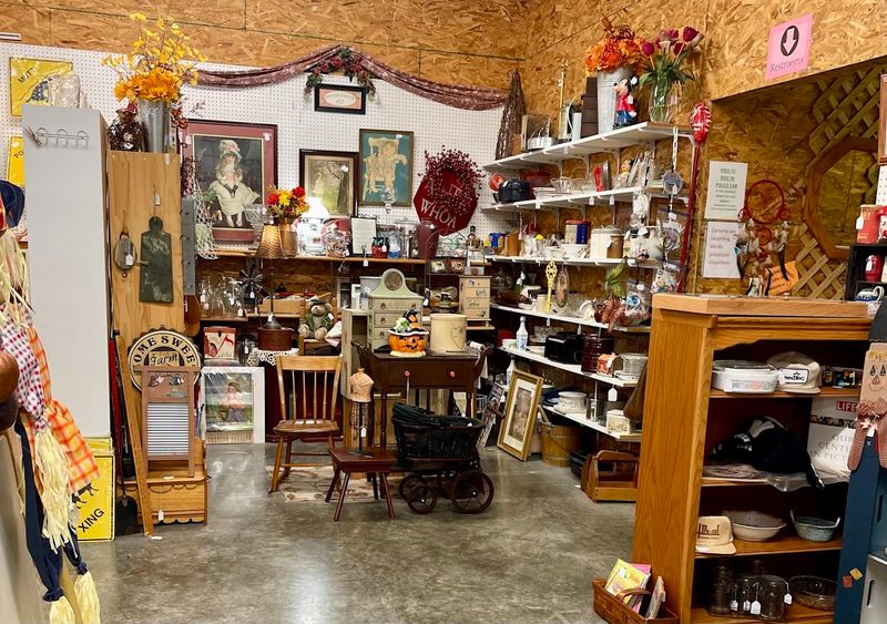 Clearing Your Schedule For This Virginia Flea Market Pays Off Every Time - Decor Hint Friendly Staff Make A Difference