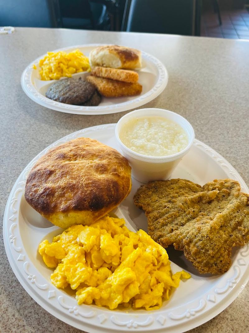 You Haven't Truly Lived Until You've Tried The Biscuits And Gravy At This Georgia Gem - Decor Hint Freshly Made Biscuits Every Single Morning