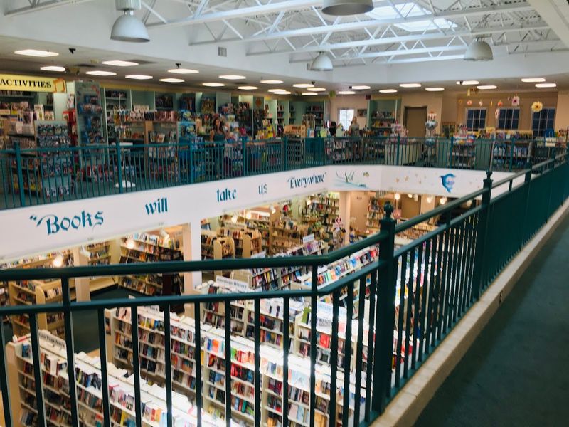 This Huge Florida Bookstore Is A Treasure Hunt For Unexpected Finds - Decor Hint Discounted Books And Surprise Finds Hide In Plain Sight