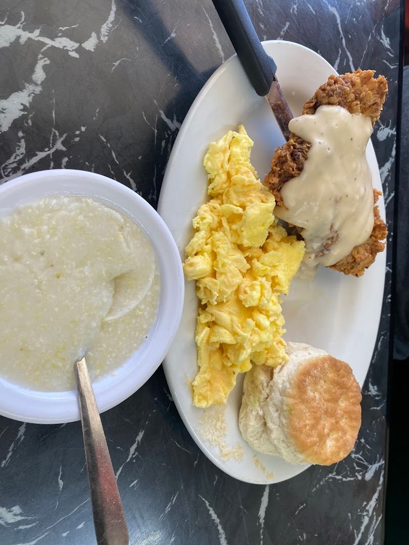 People Drive From All Over Georgia For Big Country Breakfasts At This Simple Mountain Restaurant - Decor Hint Biscuits And Gravy Worth A Mountain Drive