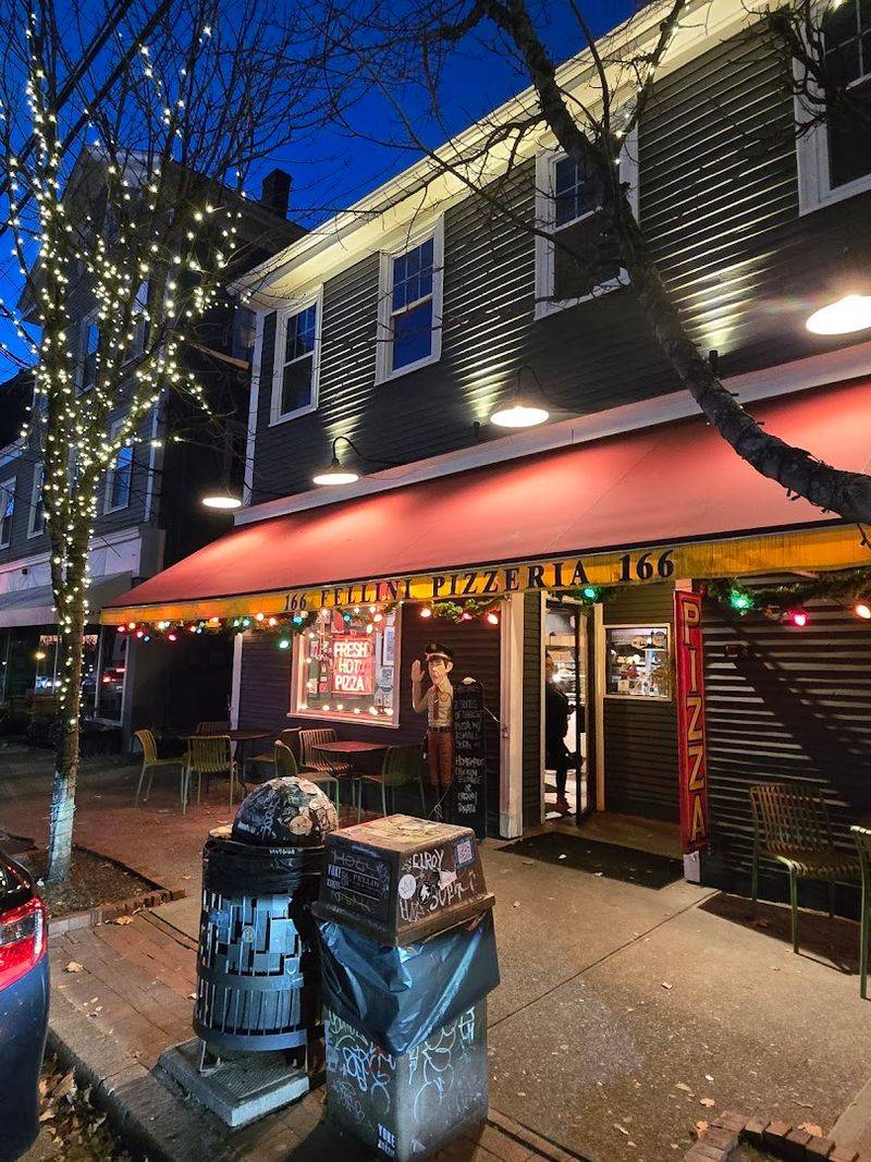 These 9 Rhode Island Restaurants Have Been Winning Over Pizza Lovers For Years - Decor Hint Fellini Pizzeria, Providence