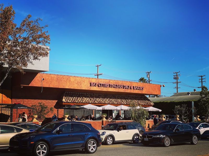 People Travel From All Over California To Eat At This Historic Sandwich Shop - Decor Hint A Santa Monica Landmark Since 1925