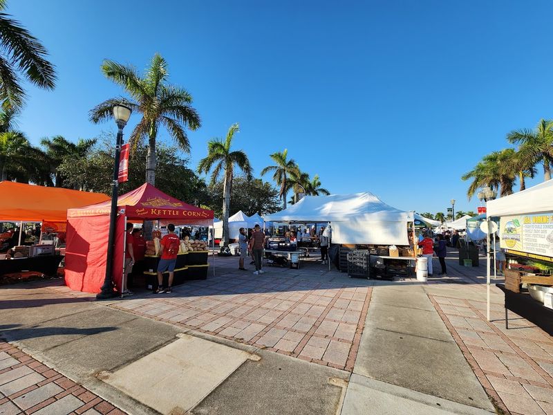 This Waterfront Florida Attraction Turns Every Saturday Into An Event - Decor Hint Free Admission And A Reason To Show Up Every Week