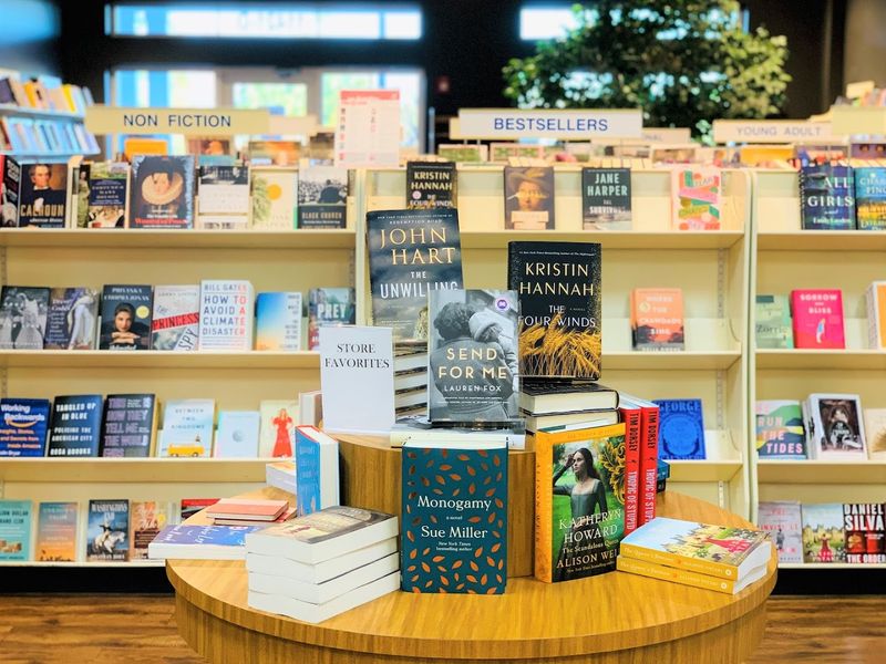 9 South Carolina Bookstores That Invite You To Stay And Browse For Hours - Decor Hint Litchfield Books, Pawleys Island