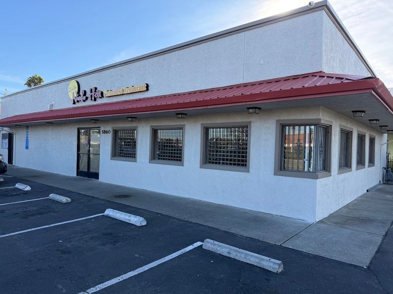 14 Sacramento, California Hole-In-The-Wall Restaurants Locals Would Rather Keep To Themselves - Decor Hint Quan Nem Ninh Hoa, 6450 Stockton Blvd, Sacramento, California