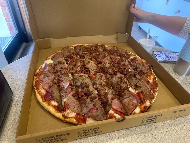 11 Unassuming West Virginia Restaurants Serving Pizza Locals Can't Stop Talking About - Decor Hint Larobi's Pizza, St Albans