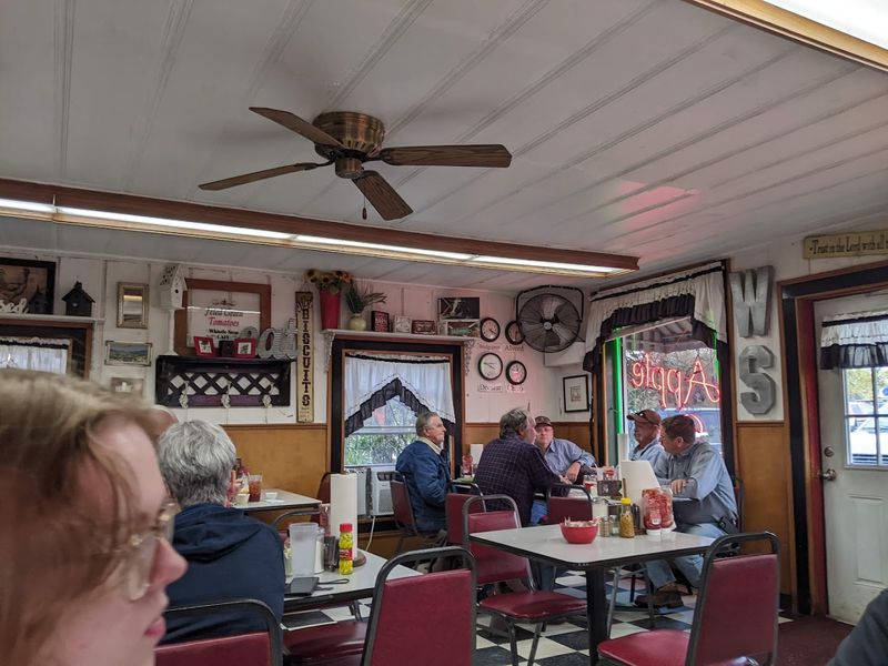One Small Texas Restaurant Has Built A Reputation For Doing Everything Well - Decor Hint Why Locals Keep Coming Back