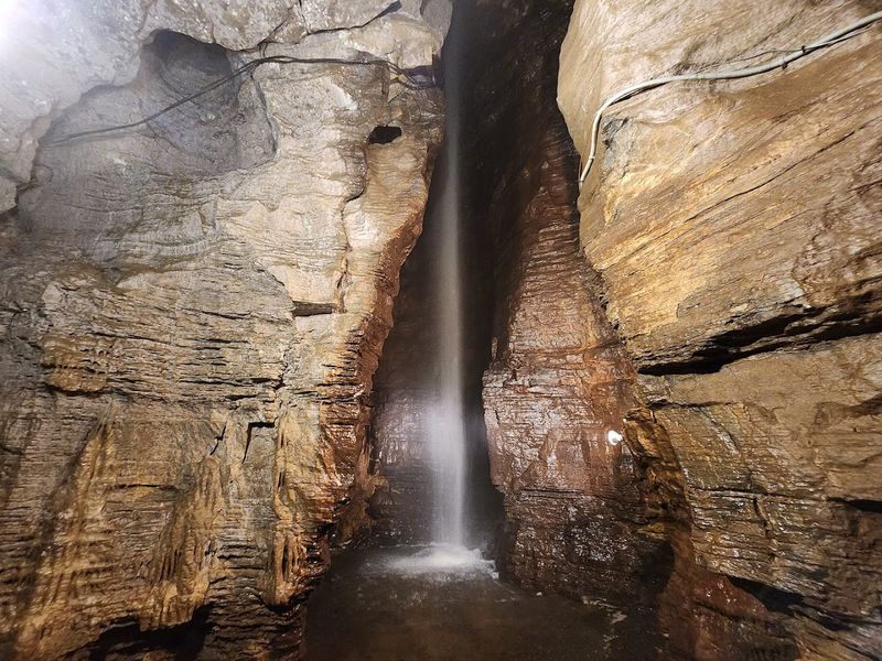 Secret Caverns, Howes Cave