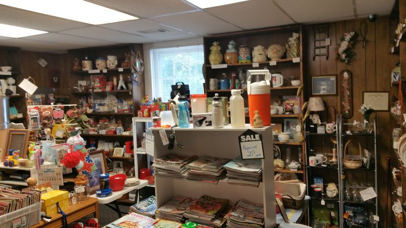 The Massive Thrift Store In Kentucky That Treasure Hunters Say Requires All Day To Explore - Decor Hint Staff That Makes You Feel Welcome