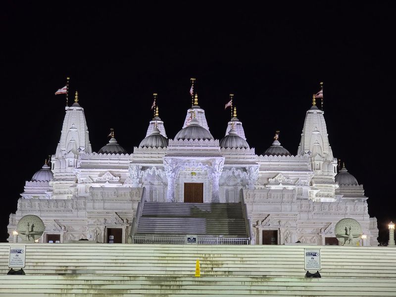 There's A Secret Hindu Palace Somewhere In Georgia And It's Absolutely Stunning - Decor Hint The Temple Welcomes Visitors Of All Faiths And Backgrounds Without Exception