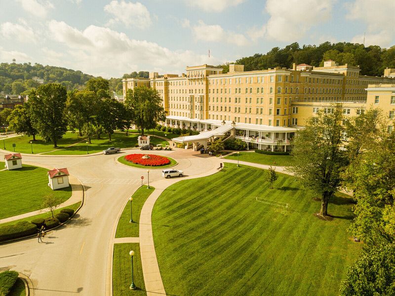 Relaxing Weekend Getaways In Indiana That Deserve A Spot On Your Travel List - Decor Hint French Lick Springs Hotel