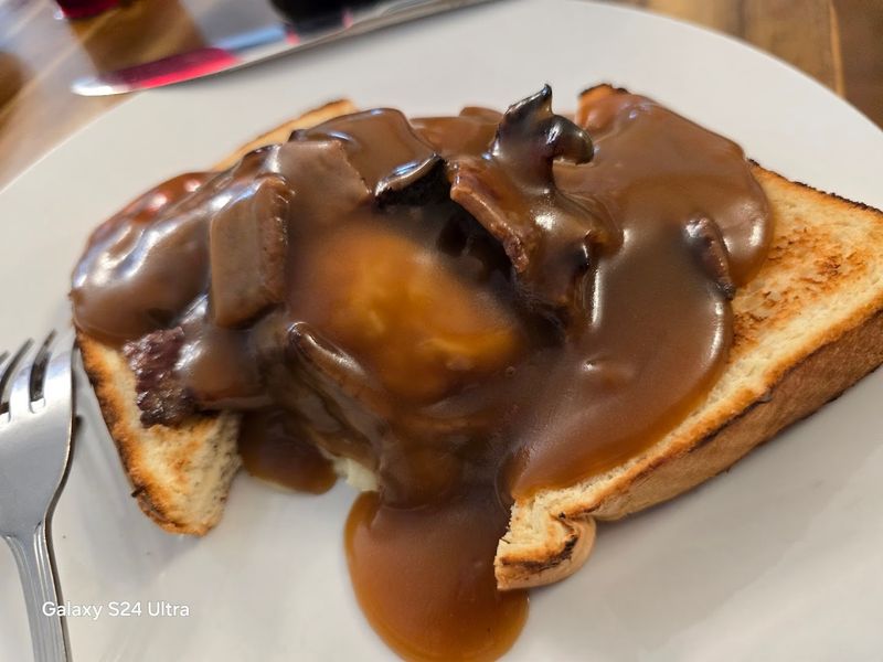 The Open Face Roast Beef That Keeps People Coming Back