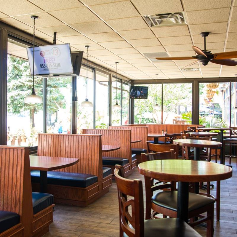 Captain's Quarters Riverside Grille