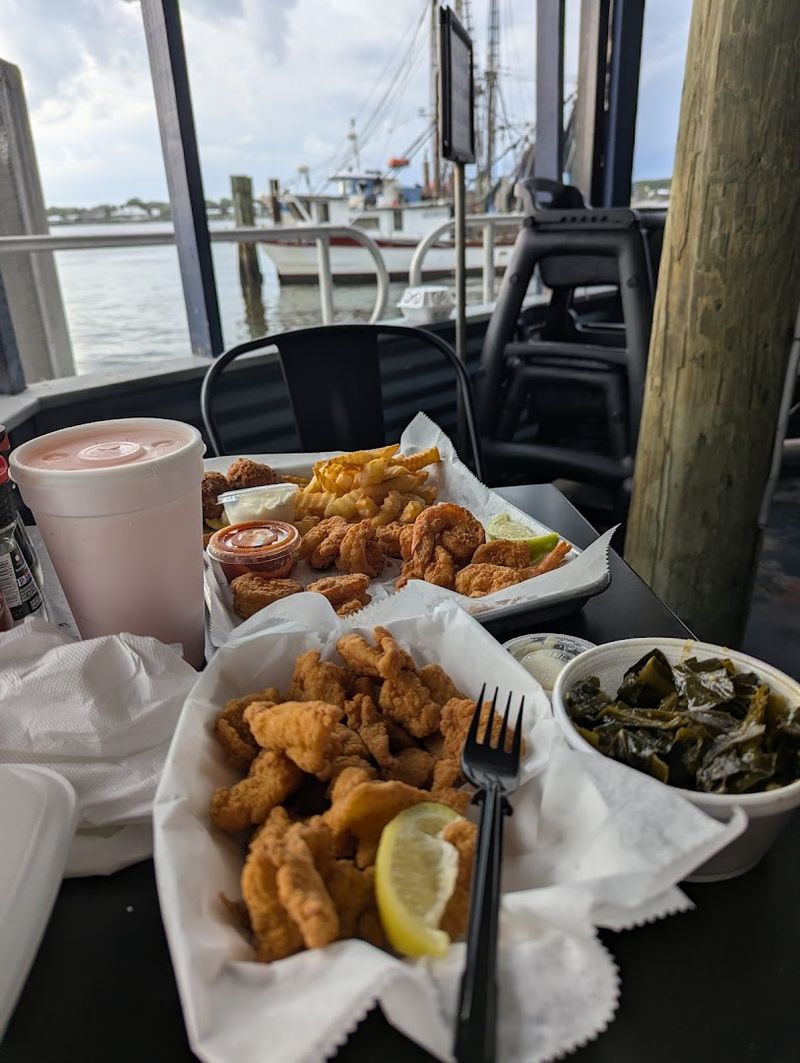 10 No-Frills Seafood Shacks In Florida That Are Totally Worth The Trip - Decor Hint Safe Harbor Seafood Restaurant, Atlantic Beach